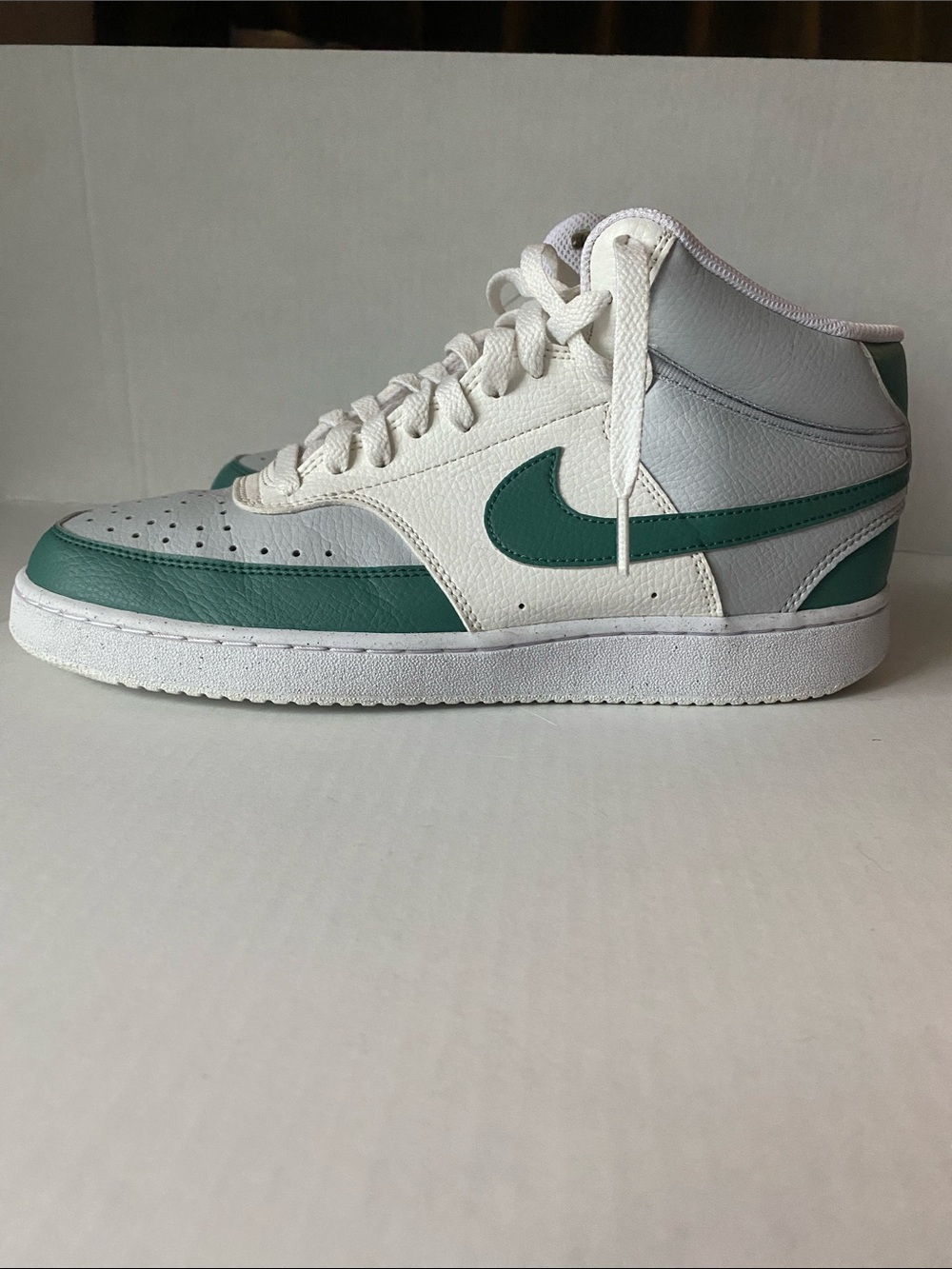 Nike Men's High-Top Sneakers in White and Green